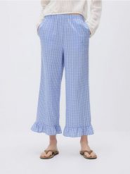 Bawełniane spodnie z falbanką - jasnoniebieski. Niebieskie spodnie materiałowe damskie Reserved, l, bez wzorów, z bawełny. Za 99.99 zł.