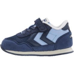 Sneakersy dla chłopców Hummel Reflex Multi. Niebieskie buty sportowe chłopięce Hummel, bez wzorów, z gumy, bez zapięcia, trekkingowe. Za 193.50 zł.
