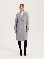Dwurzędowy płaszcz z dodatkiem wełny - szary. Szare płaszcze damskie Reserved, l, bez wzorów, z tkaniny, klasyczne, bez kaptura. W wyprzedaży za 179.99 zł.
