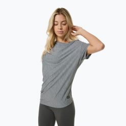 Koszulka do jogi damska super.natural Yoga Loose Tee. Szare koszulki sportowe damskie super.natural, l, bez wzorów, z materiału, bez kołnierzyka, bez ramiączek, na fitness i siłownię. Za 319.99 zł.