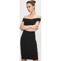 Guess Jeans - Sukienka. Białe sukienki damskie Guess Jeans, na co dzień, m, z aplikacjami, z dzianiny, casualowe, bez kołnierzyka, bez ramiączek, mini, dopasowane. W wyprzedaży za 219.90 zł.