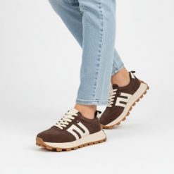 Sneakersy damskie Filippo naturalna skóra zamszowa, klasyczne sznurowanie, kontrastowe wstawki, gruba podeszwa z bieżnikiem, styl sportowo-casualowy. Brązowe półbuty damskie Filippo, bez wzorów, ze skóry, klasyczne, bez obcasa, bez zapięcia. Za 219.00 zł.