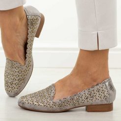 Srebrne ażurowe półbuty damskie M.Daszyński Sa222-14. Szare półbuty damskie M.Daszyński, na lato, w ażurowe wzory, ze skóry, casualowe, z okrągłym noskiem, bez obcasa, na płaskiej podeszwie, bez zapięcia. W wyprzedaży za 161.10 zł.