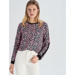Krótka bluza w lamparcie cętki - Wielobarwn. Bluzy damskie Sinsay. W wyprzedaży za 19.99 zł.