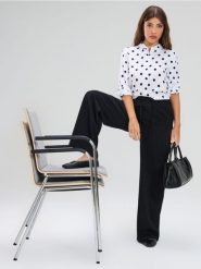 Spodnie wide leg z kieszeniami - czarny. Czarne spodnie materiałowe damskie Sinsay, l, bez wzorów. Za 49.99 zł.