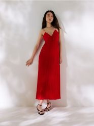 Sukienka maxi z kwiatową aplikacją - czerwony. Czerwone sukienki damskie Reserved, l, z aplikacjami, z tkaniny, bez kołnierzyka, bez ramiączek, maxi, rozkloszowane. W wyprzedaży za 139.99 zł.