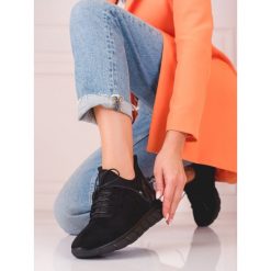 Lekkie buty sportowe Vinceza czarne. Czarne obuwie sportowe damskie bez wzorów. Za 289.38 zł.