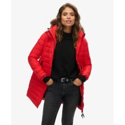 Damska kurtka puchowa z kapturem o średniej długości z futerkiem Superdry. Czerwone kurtki damskie Superdry., bez wzorów, z puchu, z kapturem. W wyprzedaży za 504.95 zł.