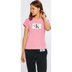 Calvin Klein Jeans - Top. Różowe topy damskie Calvin Klein Jeans, z nadrukiem, z bawełny, z okrągłym kołnierzem, z krótkim rękawem. Za 199.90 zł.