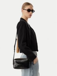 Calvin Klein Torebka Foil Logo Glossy LV04F3539G Czarny. Czarne listonoszki damskie Calvin Klein, bez wzorów, ze skóry, bez dodatków. Za 409.99 zł.