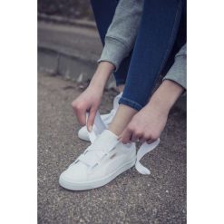 Puma białe Basket Heart Patent Wns 02. Białe trampki i tenisówki dziewczęce Puma, bez wzorów, z materiału, bez zapięcia. W wyprzedaży za 319.00 zł.