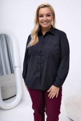 Klasyczna czarna elegancka koszula Violet PLUS SIZE XXL. Czarne bluzki damskie Nasi partnerzy, plus size, bez wzorów, z bawełny, biznesowe, bez kołnierzyka, plus size, bez ramiączek. Za 199.90 zł.