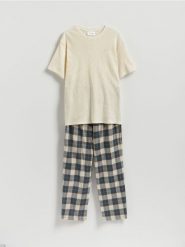 Dwuczęściowa piżama - kremowy. Białe piżamy męskie Reserved, l, bez wzorów, z bawełny, bez ramiączek. Za 139.99 zł.