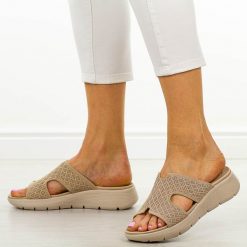 Beżowe klapki damskie Vinceza 97300. Brązowe klapki damskie VINCEZA, bez wzorów, z tkaniny, klasyczne, bez obcasa. W wyprzedaży za 125.10 zł.