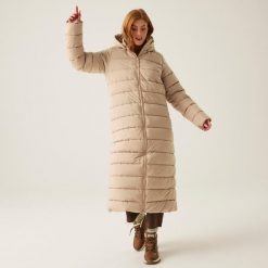 Płaszcz turystyczny damski zimowy ocieplany Elender Regatta. Brązowe kurtki sportowe damskie Regatta, na zimę, bez wzorów, z puchu, z kapturem, trekkingowe. W wyprzedaży za 411.60 zł.