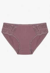 Fioletowe Bawełniane Majtki Figi o Klasycznym Fasonie Venalice. Fioletowe figi damskie Renee, l, z aplikacjami, z bawełny. Za 9.99 zł.