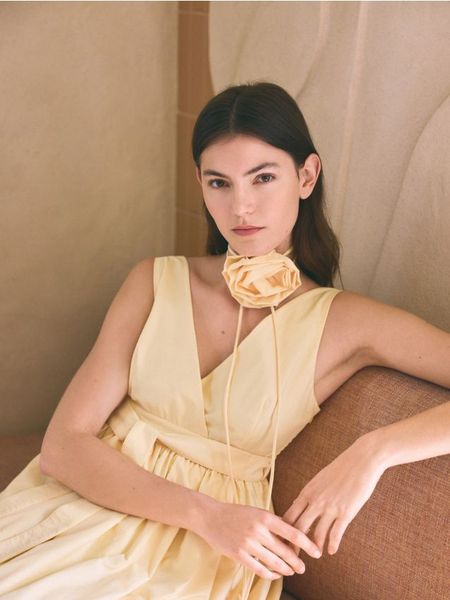 Sukienka midi z ozdobnym paskiem - jasnożółty. Żółte sukienki damskie Reserved, l, bez wzorów, z tkaniny, bez kołnierzyka, bez ramiączek, midi, rozkloszowane. W wyprzedaży za 139.99 zł.