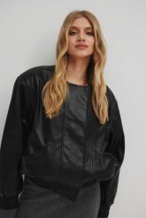 Kurtka bomberka z eko skóry w kolorze CZARNYM - CABRA. Czarne kurtki damskie Marsala, bez wzorów, z elastanu, bez kaptura. W wyprzedaży za 199.95 zł.