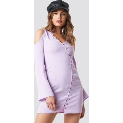 NA-KD Sukienka z guzikami i wycięciami na ramionach - Purple. Sukienki damskie marki NA-KD. W wyprzedaży za 60.97 zł.