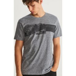 T-shirt z nadrukiem - Granatowy. Niebieskie t-shirty męskie Reserved, z nadrukiem. Za 39.99 zł.