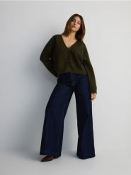 Kardigan z domieszką wełny - ciemnozielony. Zielone kardigany damskie Reserved, l, bez wzorów, z dzianiny, krótkie. W wyprzedaży za 89.99 zł.