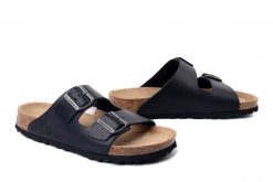 DR. BRINKMANN 600176-01 schwarz, klapki damskie. Czarne klapki damskie Dr. Brinkmann, bez wzorów, ze skóry, bez obcasa. Za 269.90 zł.