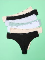 Bawełniane stringi 7 pack - wielobarwny. Stringi damskie Sinsay, l, bez wzorów, z bawełny. W wyprzedaży za 24.99 zł.