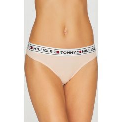 Tommy Hilfiger - Stringi. Różowe stringi damskie Tommy Hilfiger, z bawełny. W wyprzedaży za 59.90 zł.