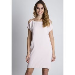 Sukienka w pudrowym różu z odkrytymi ramionami BIALCON. Czerwone sukienki damskie BIALCON, eleganckie, z kopertowym dekoltem. Za 295.00 zł.