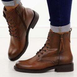Brązowe skórzane botki damskie T.Sokolski Z25-214. Brązowe botki damskie Sokolski, na jesień, z jeansu, eleganckie, z okrągłym noskiem, bez obcasa, na płaskiej podeszwie, bez zapięcia. Za 299.00 zł.