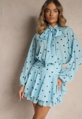 Niebieska Sukienka o Rozkloszowanym Kroju z Nietoperzowymi Rękawami i Wiązaniem Mironaria. Niebieskie sukienki damskie Renee, na co dzień, m, bez wzorów, eleganckie, bez kołnierzyka, bez ramiączek, mini, kopertowe. Za 159.99 zł.