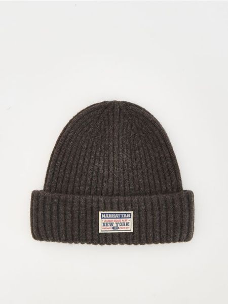 Czapka beanie z naszywką - jasny zielony. Zielone czapki i kapelusze męskie Reserved, z aplikacjami. Za 59.99 zł.