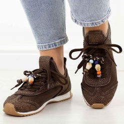 Czekoladowe półbuty damskie Scaviola 208/1. Brązowe półbuty damskie Sca'viola, na jesień, z aplikacjami, z jeansu, casualowe, z okrągłym noskiem, bez obcasa, na płaskiej podeszwie, bez zapięcia. Za 379.00 zł.