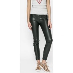 Guess Jeans - Legginsy. Jeansy damskie marki Guess Jeans. W wyprzedaży za 299.90 zł.
