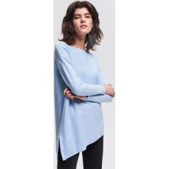 Sweter z asymetrycznym dołem - Niebieski. Swetry damskie marki Reserved. W wyprzedaży za 34.99 zł.