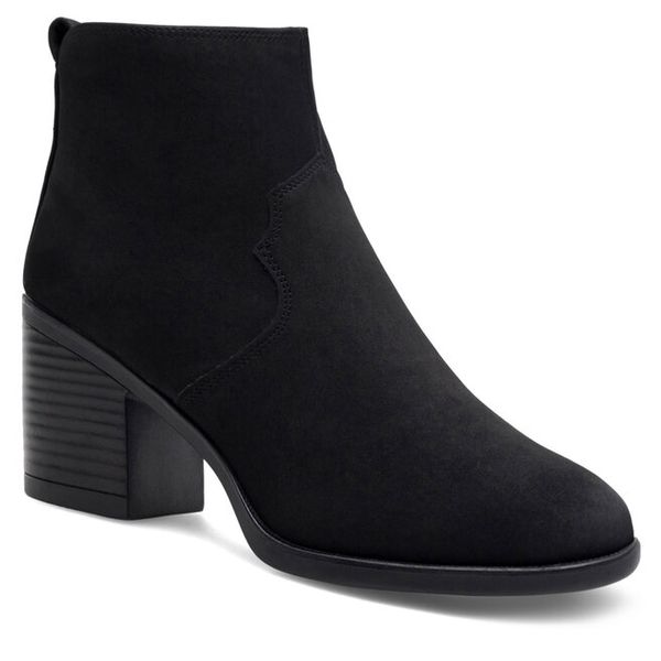 Botki Clara Barson. Czarne botki damskie Clara Barson, bez obcasa, na słupku, bez zapięcia. Za 129.99 zł.