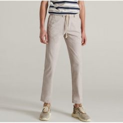 Chinosy slim fit w paski - Beżowy. Spodnie materiałowe męskie marki Reserved. Za 129.99 zł.