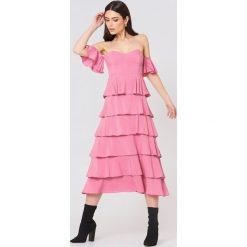 NA-KD Boho Sukienka z odkrytymi ramionami - Pink. Sukienki damskie marki NA-KD Boho. W wyprzedaży za 60.88 zł.