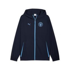 Kurtka dresowa Manchester City Woven 2025/26. Niebieskie kurtki męskie Puma, bez wzorów, z dresówki, sportowe, bez kaptura. Za 387.50 zł.