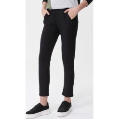 Czarne Spodnie Daniella. Czarne spodnie materiałowe damskie Born2be, l, bez wzorów, z materiału, z podwyższonym stanem. Za 49.99 zł.
