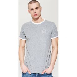 T-shirt z kontrastowym obszyciem - Szary. Szare t-shirty męskie House, z kontrastowym kołnierzykiem. Za 35.99 zł.