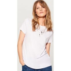 Koszulka z łańcuszkiem - Biały. T-shirty damskie marki Mohito. W wyprzedaży za 19.99 zł.