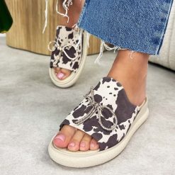 Beżowa krowa skórzane klapki damskie na platformie T.Sokolski 154. Brązowe klapki damskie Sokolski, z aplikacjami, ze skóry, klasyczne, bez obcasa, na platformie. Za 259.00 zł.