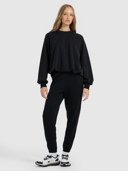 4F Spodnie dresowe joggery z modalem damskie - czarne M. Czarne spodnie dresowe damskie 4f, m, bez wzorów, z dresówki. Za 169.99 zł.