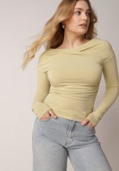 Zielona Bluzka z Bawełną Dekoltem Typu Łódka i Marszczeniem Typhatos. Zielone bluzki damskie Born2be, m, bez wzorów, z bawełny, eleganckie, bez kołnierzyka, bez ramiączek. Za 99.99 zł.