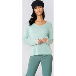 Rut&Circle Sweter dzianinowy z dekoltem V Ninni - Green. Swetry damskie marki Rut&Circle. W wyprzedaży za 34.47 zł.