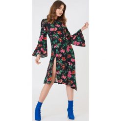 NA-KD Boho Asymetryczna sukienka z głębokim rozcięciem - Multicolor. Sukienki damskie NA-KD Trend, z asymetrycznym kołnierzem. Za 40.95 zł.