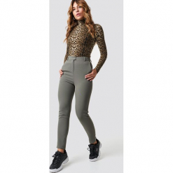 NA-KD Classic Dopasowane spodnie garniturowe - Green. Spodnie materiałowe damskie marki NA-KD Classic. Za 161.95 zł.