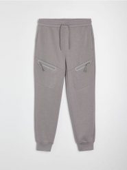 Spodnie jogger z kieszeniami na zamek i przeszyciami - szary. Szare spodnie sportowe męskie Sinsay, l, bez wzorów. Za 79.99 zł.