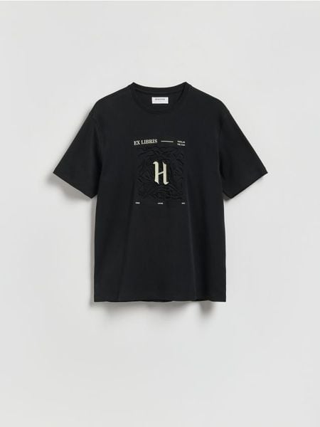 T-shirt regular z aplikacją - czarny. Czarne t-shirty męskie Reserved, l, z aplikacjami, z bawełny, bez kołnierzyka. W wyprzedaży za 32.99 zł.